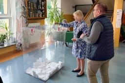 　ポーランドの首都ワルシャワで大統領選の投票をする人々＝１日（共同）