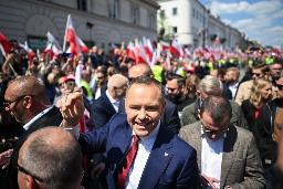 　ポーランド保守政党「法と正義（ＰｉＳ）」の支援を受けるナブロツキ氏（中央）＝５月、ワルシャワ（ゲッティ＝共同）