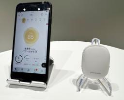 　パナソニックが開始する月経のリズムなど体調を把握できるサービス「リズモ」。クリップ状の機器（右）で睡眠時の腹部温度を測り、専用アプリで体調の予測を示すことができる