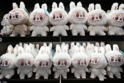 　ポップマートの店舗に並ぶ「ラブブ」のぬいぐるみ＝５月、北京（共同）