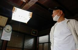 　石川県輪島市西保地区で電気の復旧を喜ぶ谷内重勝さん＝２日午前
