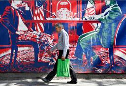 　テヘラン市内の反米を示す壁画＝５月（共同）