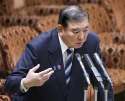 　参院予算委の集中審議で答弁する石破首相＝２日午後