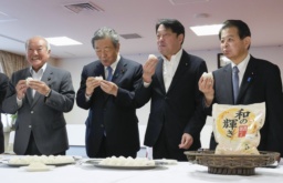 　２０２２年産の備蓄米を試食する（左から）鈴木総務会長、森山幹事長、小野寺政調会長ら＝２日午前、東京・永田町の自民党本部