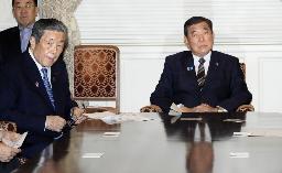 　自民党役員会に臨む石破首相。左は森山幹事長＝５月、国会
