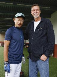 　マリナーズのキャンプ地を訪れたランディ・ジョンソン氏（右）と記念撮影に応じるイチロー氏＝３月、ピオリア