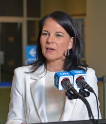 　９月からの国連総会議長に選ばれ、取材に応じるドイツのベーアボック前外相＝２日、米ニューヨーク（共同）