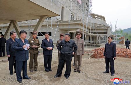　建設現場を視察する北朝鮮の金正恩朝鮮労働党総書記（手前中央）＝２日、平壌の江東地区（朝鮮中央通信＝共同）