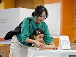 　３日、ソウルで韓国大統領選の投票を行う市民ら（共同）