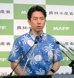 　記者会見する小泉農相＝３日午前、農水省