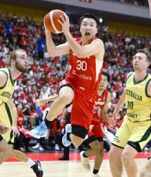 　昨年６月、オーストラリアとの国際試合でプレーする富永啓生＝札幌市