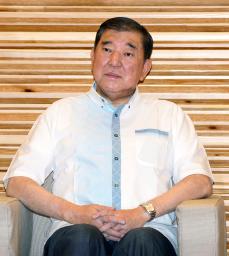 　閣議に臨む石破首相＝３日午前、首相官邸