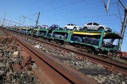 　米国と英国への輸出用で、ドイツ・エムデン港近くの列車に積まれたフォルクスワーゲングループの車＝４月（ロイター＝共同）
