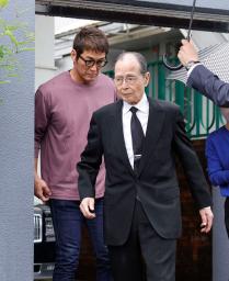 　長嶋茂雄さんの自宅を出る王貞治さん。左は長嶋一茂さん＝３日午後