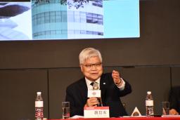 　３日、台湾北部・新竹県で開かれたＴＳＭＣの株主総会で発言する魏哲家会長兼ＣＥＯ（共同）