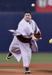 　始球式を務めた大相撲の宇良＝京セラドーム