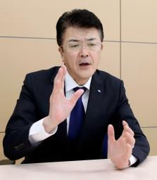 　インタビューに答える小林製薬の豊田賀一社長