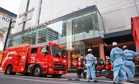 　福岡市の繁華街・天神にある商業施設「ソラリアプラザ」の前に集まる消防隊員ら＝３日午後７時２７分