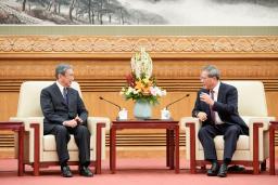　中国の李強首相（右）と会談する河野洋平元衆院議長＝３日、北京の人民大会堂（共同）
