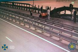 　爆破によって破損されたクリミア橋＝３日（ウクライナ保安局提供、ゲッティ＝共同）