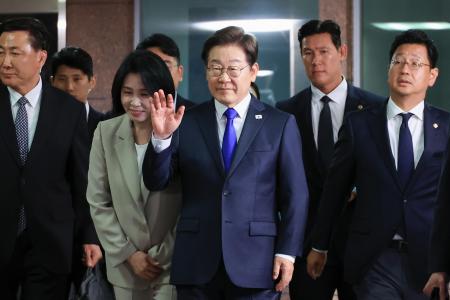 　韓国大統領選で当選確実が伝えられ、自宅を出て支持者らに手を振る「共に民主党」の李在明前代表＝３日夜、ソウル近郊の仁川（聯合＝共同）