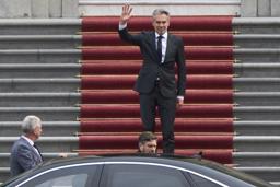 　オランダ自由党の離脱に伴う閣僚の辞表提出後、王宮を後にするスホーフ首相＝３日、ハーグ（ＡＰ＝共同）