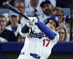 　５月３０日のヤンキース戦で、六回にこの試合２本目の本塁打を放つドジャースの大谷翔平＝ロサンゼルス（共同）