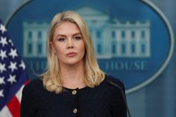 　ホワイトハウスで記者会見するキャロライン・レビット報道官＝３日、ワシントン（ロイター＝共同）