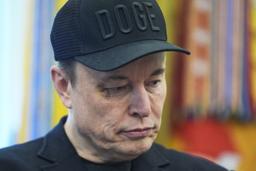 　５月３０日、ホワイトハウスの執務室で記者会見に臨むイーロン・マスク氏＝ワシントン（ＡＰ＝共同）
