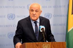 　３日、ニューヨークの国連本部で取材に応じるパレスチナのマンスール国連大使（共同）