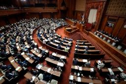 　改正公益通報者保護法が可決、成立した参院本会議＝４日午前