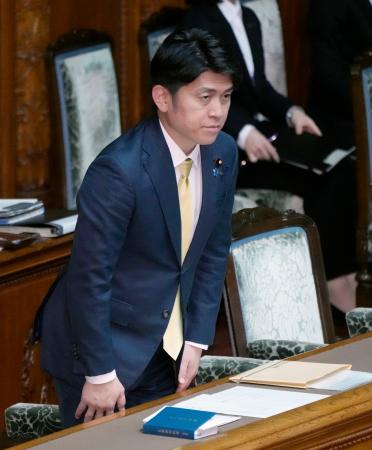　参院本会議でトラック運送業許可を５年ごとの更新制とする関連法が可決、成立し一礼する中野国交相＝４日午後