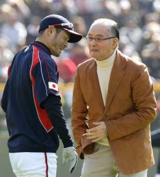 　２００９年２月、ＷＢＣ日本代表と巨人の練習試合を前に、イチロー選手（左）を激励する長嶋茂雄さん＝宮崎市のサンマリンスタジアム宮崎