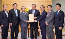 　谷公一・自民党東日本大震災復興加速化本部長（左から３人目）らから提言を受け取る石破首相（中央）＝４日午後、首相官邸