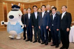 　四国新幹線の早期実現を求める署名数を発表し、記念撮影に応じる四国新幹線整備促進期成会の長井啓介会長（右端）と四国４県の知事ら＝４日午後、高松市