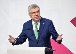 　「五輪３６５サミット」でスピーチするＩＯＣのバッハ会長＝４日、スイス・ローザンヌ郊外（共同）