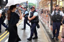 　香港の中心部を警戒する治安当局者ら＝４日（共同）