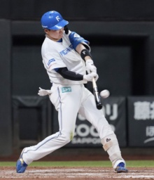 　４回日本ハム２死一塁、山県が左越えに勝ち越し２ランを放つ＝エスコンフィールド