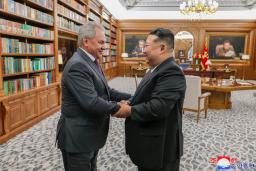 　ロシアのショイグ安全保障会議書記（左）と握手する北朝鮮の金正恩朝鮮労働党総書記＝４日、平壌（朝鮮中央通信＝共同）