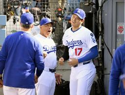 　ロバーツ監督（左）と笑顔のドジャース・大谷＝４月、ロサンゼルス