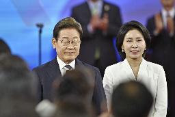 　就任式典に臨む韓国の李在明大統領（左）と妻の金恵景氏＝４日、ソウルの国会（共同）
