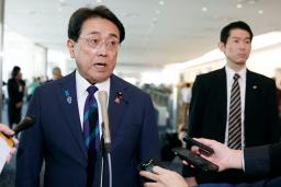 　米国への出発前、取材に応じる赤沢経済再生相＝５日午前、羽田空港