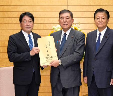 　自民党の小野寺政調会長（左）らから、外国人との共生社会に関する党特命委員会の提言を受け取る石破首相＝５日午後、首相官邸