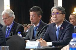 　国際会議「ウランバートル対話」に出席した日本外務省の担当者（中央と右）ら＝５日、ウランバートル（共同）