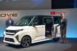 　ダイハツの新型「ムーヴ」と井上雅宏社長（右）＝５日午前、東京都内