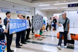 　第１便で函館空港に到着した乗客（右端）＝５日午後