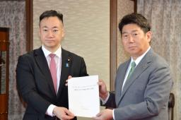 　川崎市の福田紀彦市長（右）から要望書を受け取る鈴木法相＝５日午後、法務省