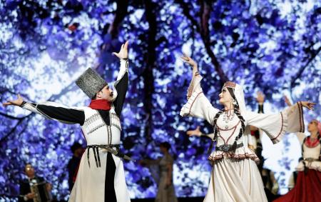 　アゼルバイジャンのナショナルデーで、民族衣装姿で舞踊を披露するダンサー＝５日午後、大阪市此花区の夢洲