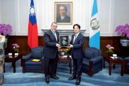 　台湾の頼清徳総統（右）とグアテマラのアレバロ大統領＝５日、台北市（総統府提供・共同）