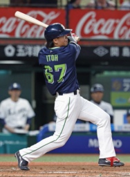 　３回ヤクルト無死、伊藤が左越えに先制ソロを放つ＝ベルーナドーム